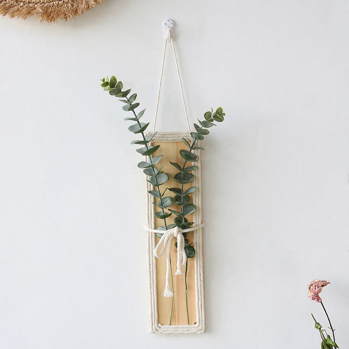 décoration murale kokedama bohème fleurs séchées feuilles vertes bois corde tressée suspension minimaliste chambre