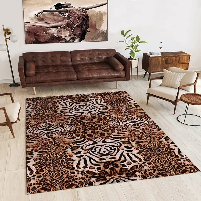 Tapis décoratif en peau de léopard, posé sur un sol clair dans un salon moderne avec un canapé en cuir brun et d'autres meubles en bois.