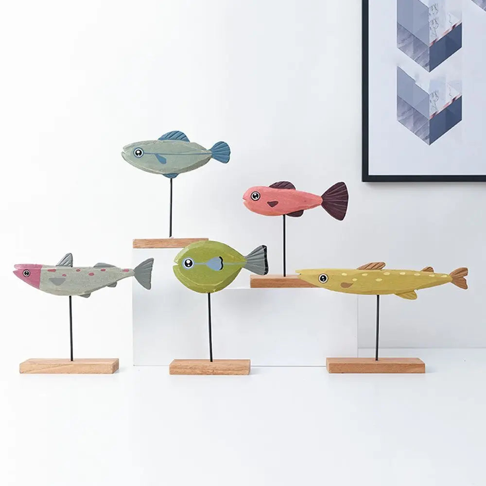sculptures poissons bois peinture yeux stylisés modernes salon