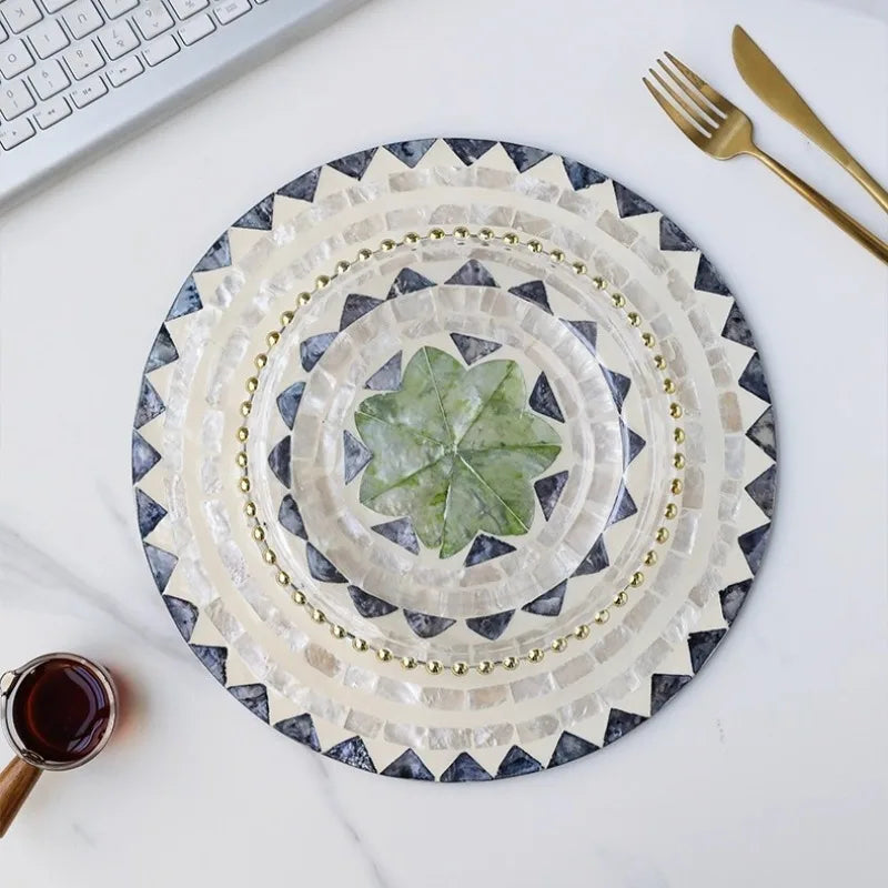 assiettes rondes mosaïque moderne blanc gris verte décoration table haut gamme motifs géométriques
