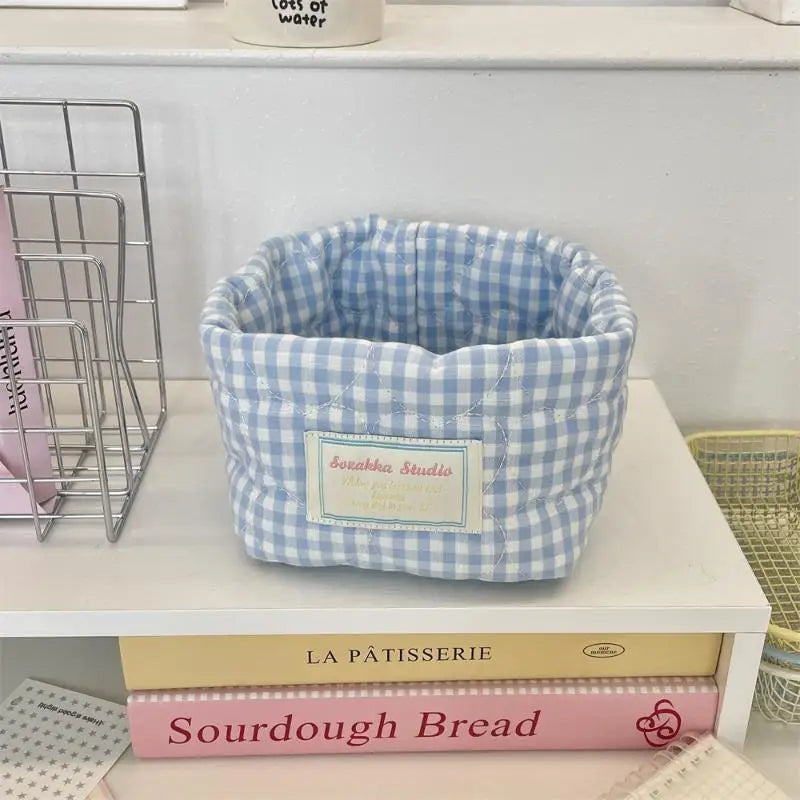 panier rangement rose clair bleu clair jaune clair marron clair carreaux blancs minimaliste imperméable