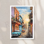 Une scène pittoresque de la ville de La Havane, à Cuba, avec ses bâtiments colorés, ses voitures vintage et son atmosphère animée.