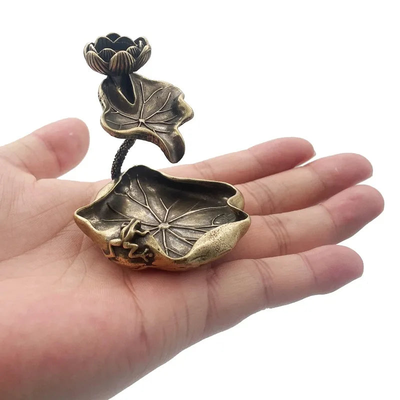 support bijoux doré lotus relief artisanal vintage feuillette fleur