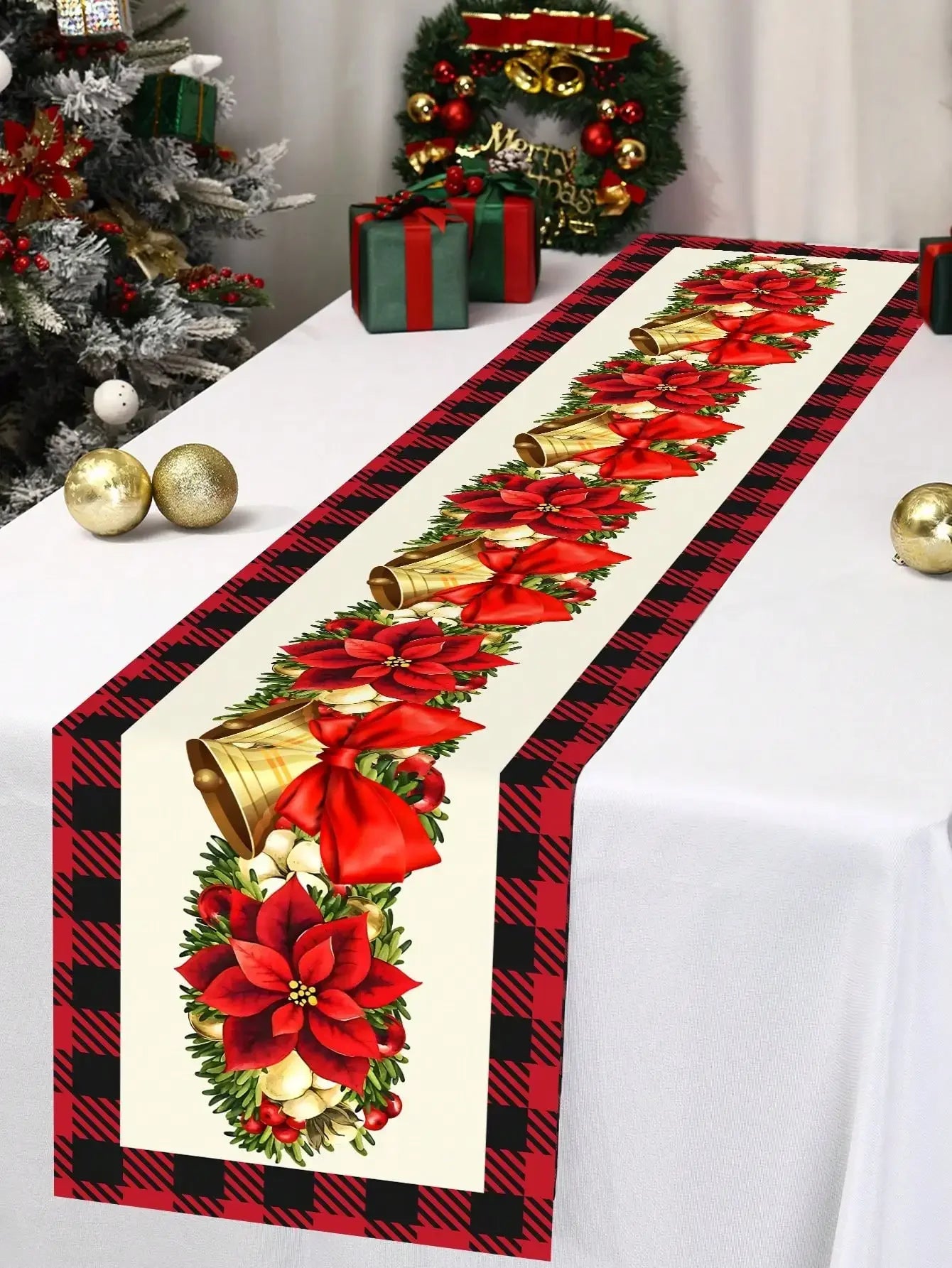 Élégante nappe de table de Noël ornée de poinsettias rouges, de cloches dorées et d'un motif écossais festif.
