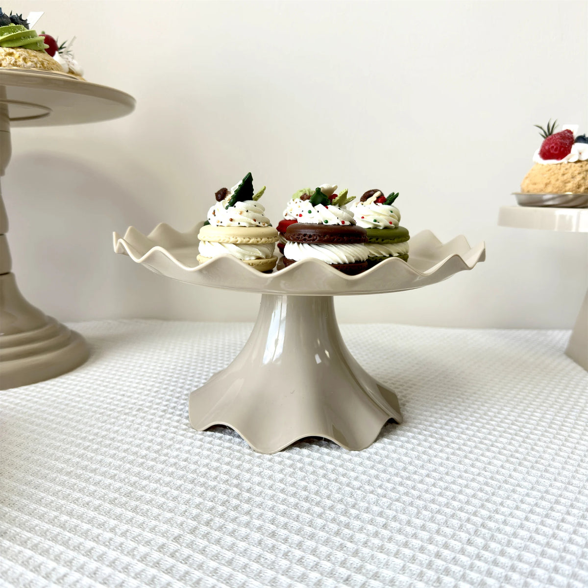 support gâteaux moderne bleu vert gris rose beige plateau ondulé base conique anniversaire mariage