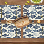 Set de table linocut poisson sur table à manger