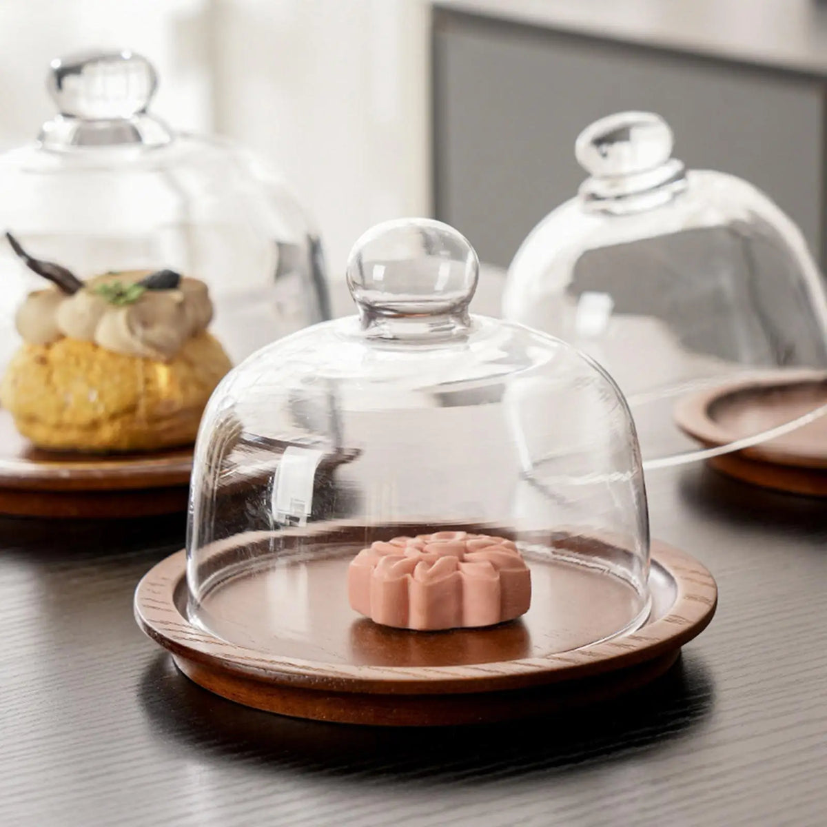 cloche verre couvercle service plateau d'exposition transparente base bois lisse moderne minimaliste