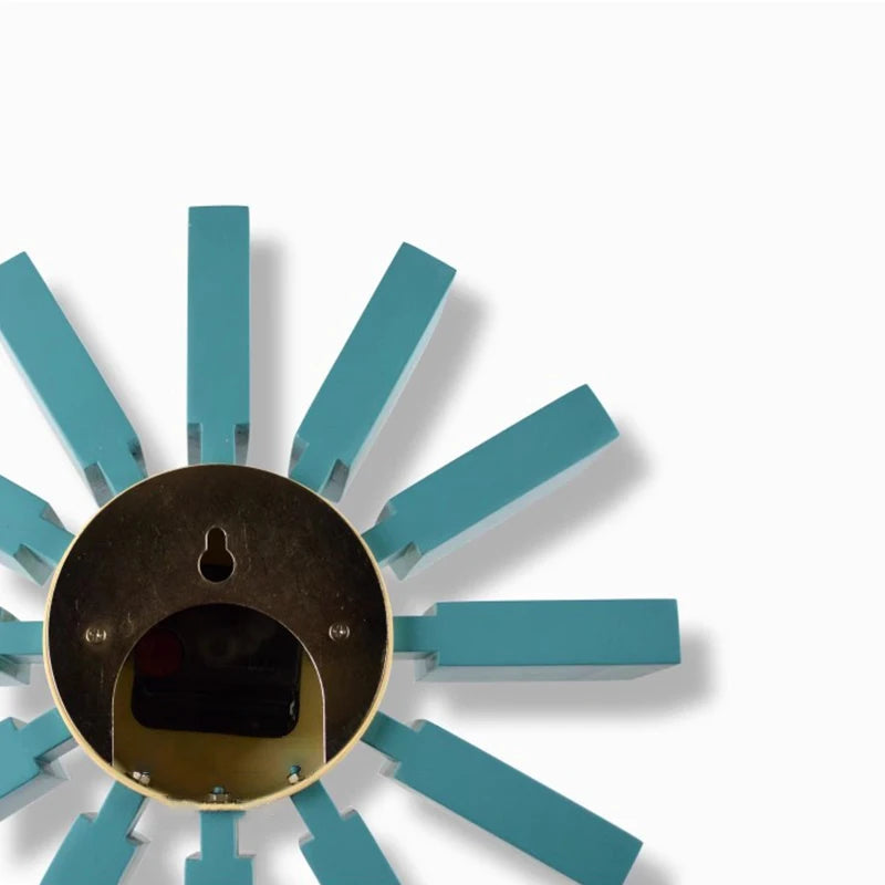 Horloge murale mid century bleu orange noir aiguilles rouge cadran blanc atomique époque