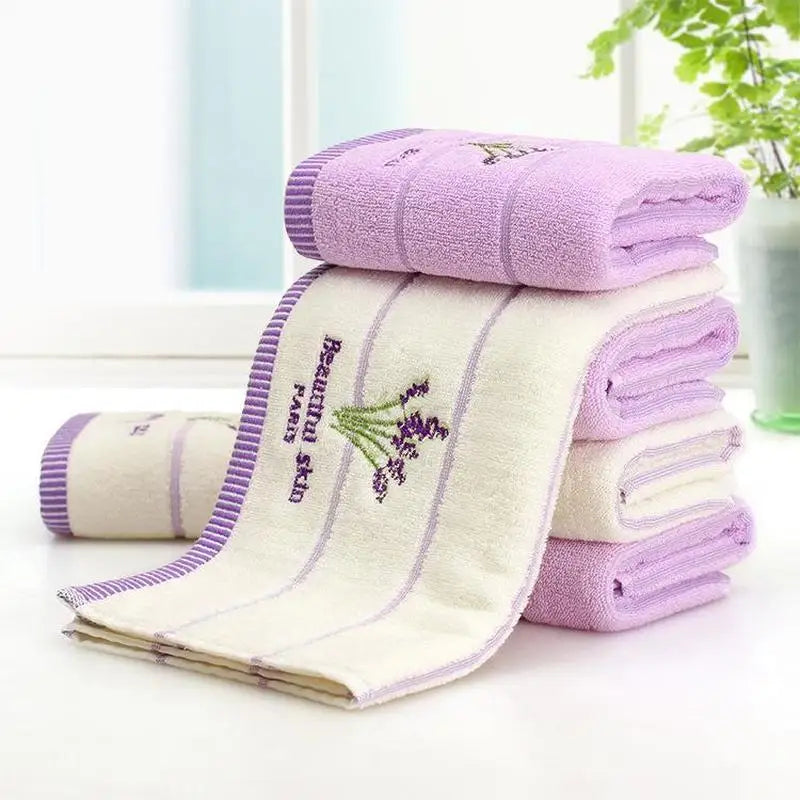serviettes bain brodées fleurs violettes bordure rayée coton doux visage mains ensemble violet blanc