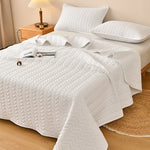 Ensemble couvre-lit blanc 3 pièces sur un lit queen