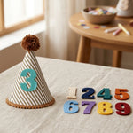 chapeau anniversaire enfant rayures pompon chiffres decoratif festif adhésif blanc marron bleu orange
