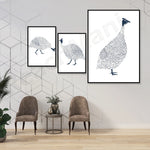 Des illustrations minimalistes d'oiseaux avec des motifs de points noirs sur un fond blanc créent une décoration murale élégante et épurée dans cette mise en scène.