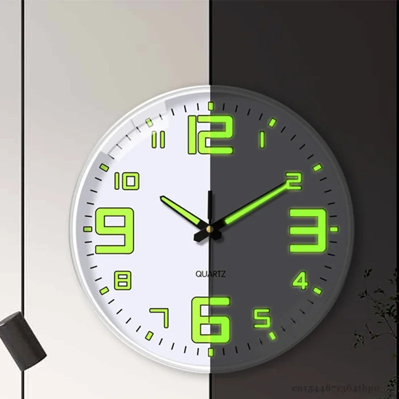 horloge murale luminoise antique aiguille fond noir numéros blancs vert fluo salon decoration