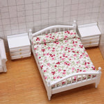 meubles miniature maison poupée lit table chevet bois classique blanc marron tissu floral tiroirs