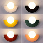 lampes murales modernes blanc rouge noir jaune sphères translucides demi cercles opaques minimaliste