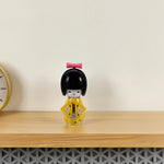 Poupée kokeshi traditionnelle japonaise noir jaune fleurs blanches rose.Points rouges noeud traditionnelle maisonDecoration