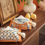 Sac mouchoirs vintage floral orange blanc bleu tassel boho chic decoration reusable