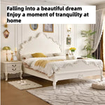 lit blanc classique ornements sculptés motifs floraux tête lit chevet coussins draps oreillers tapis