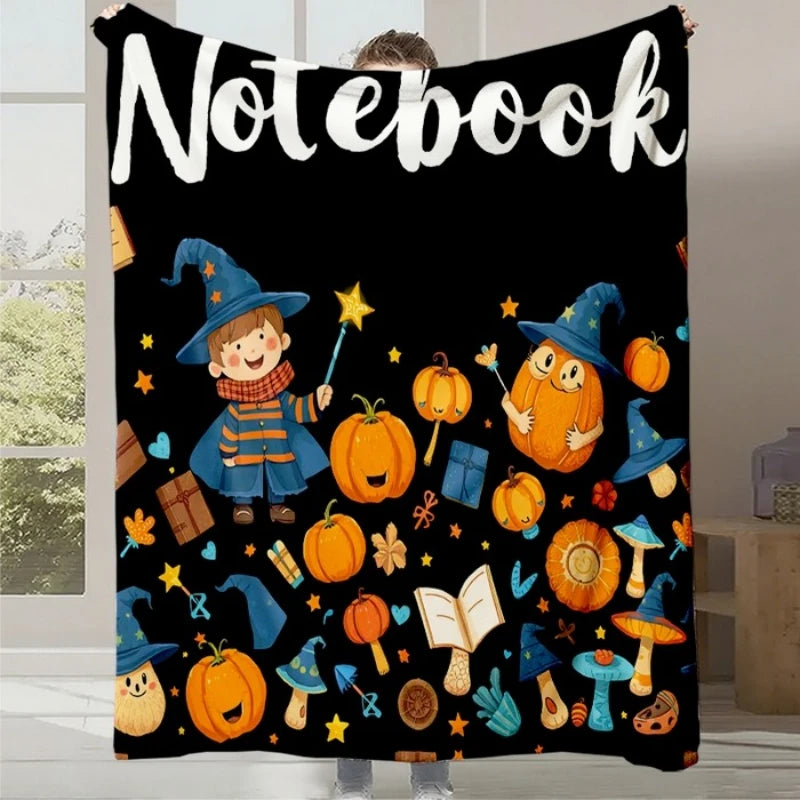 Couverture polaire à motif d'Halloween avec personnages mignons, citrouilles et éléments magiques sur un fond noir.