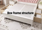 lit blanc classique ornements sculptés motifs floraux tête lit chevet coussins draps oreillers tapis