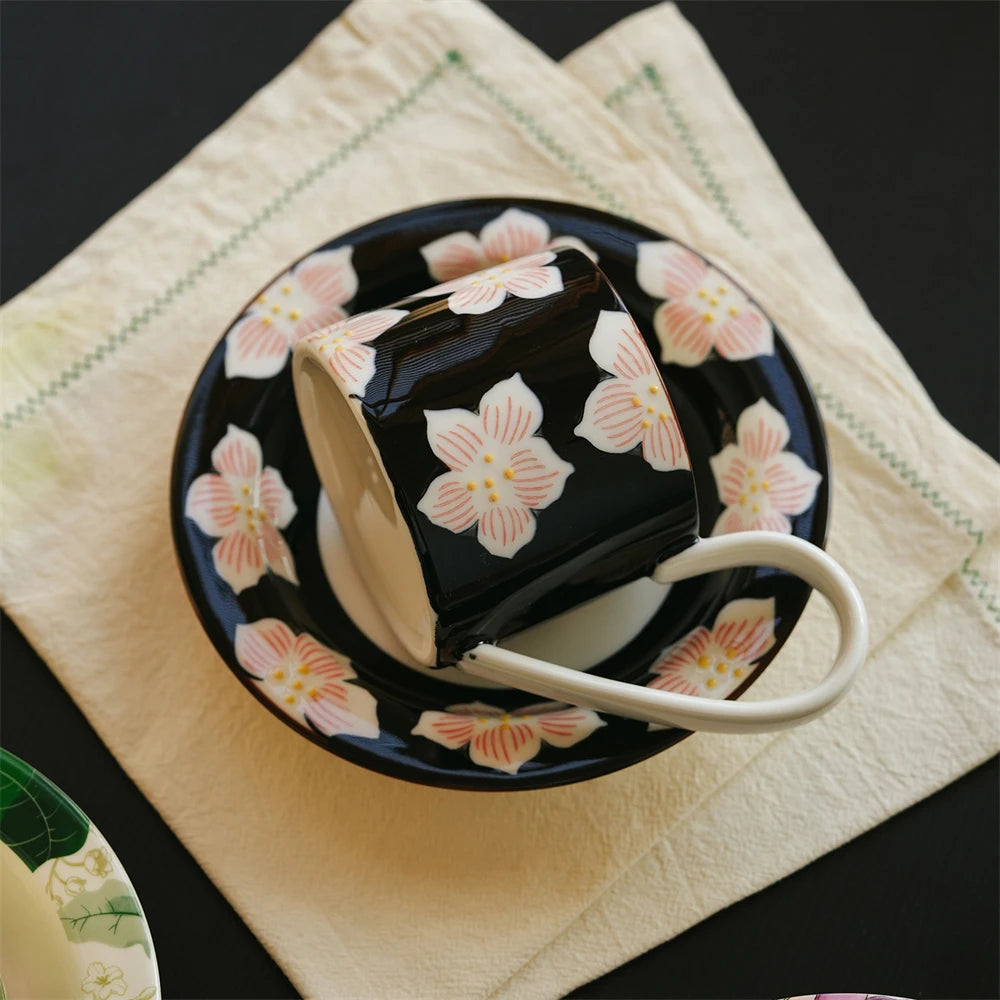 Une tasse décorative avec un motif floral élégant, posée sur un linge blanc, créant une atmosphère sereine et raffinée.