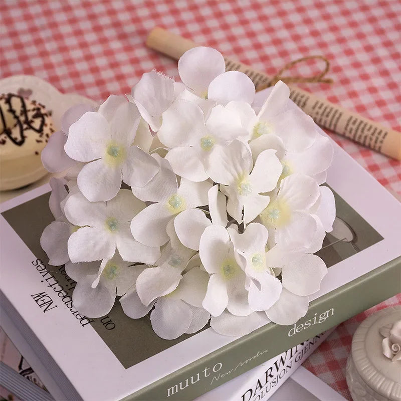fleurs artificielles hortensia blanches roses bleues mariage extérieur bouquet décoration moderne minimaliste
