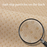 Le produit de cette image montre un revêtement de surface avec des particules antidérapantes, qui permettent une adhérence sûre sur un sol.