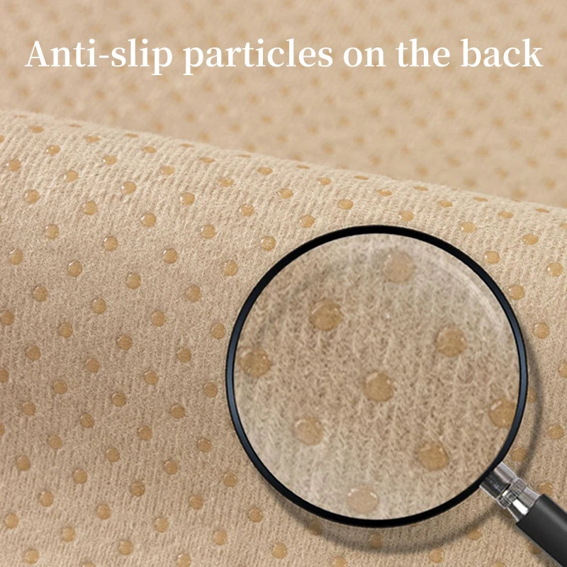 Le produit de cette image montre un revêtement de surface avec des particules antidérapantes, qui permettent une adhérence sûre sur un sol.