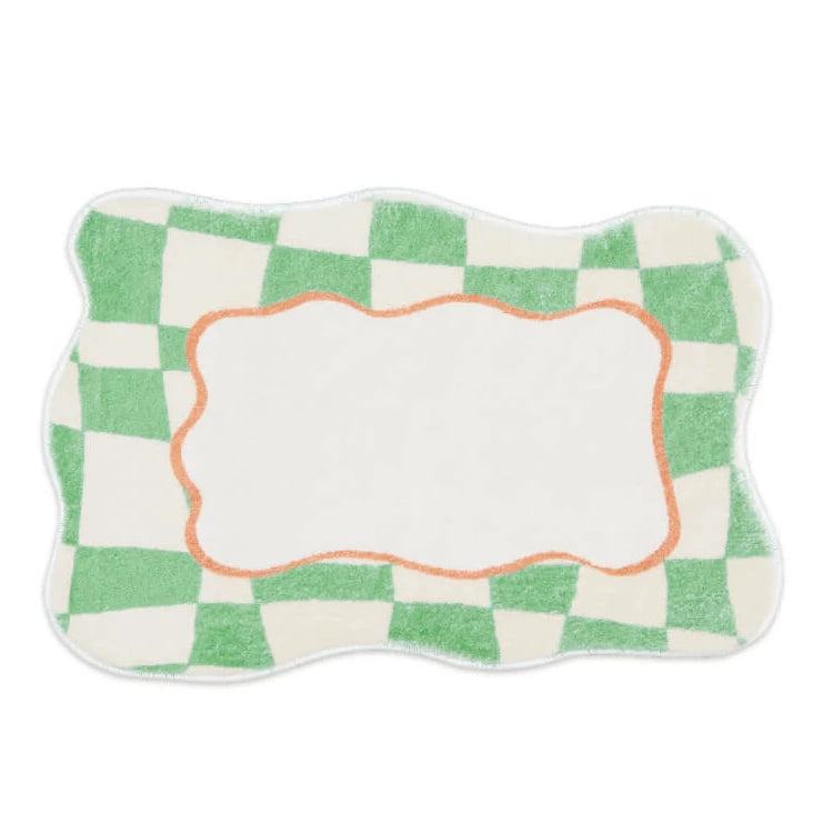 Un tapis de sol de style géométrique en vert et blanc avec un encadrement orange, offrant un espace central vide pour un message personnalisé.
