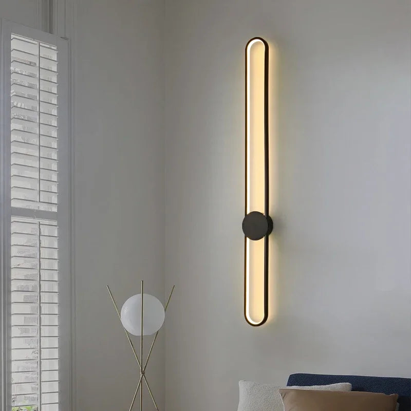 Applique murale LED installée au-dessus d'un canapé moderne