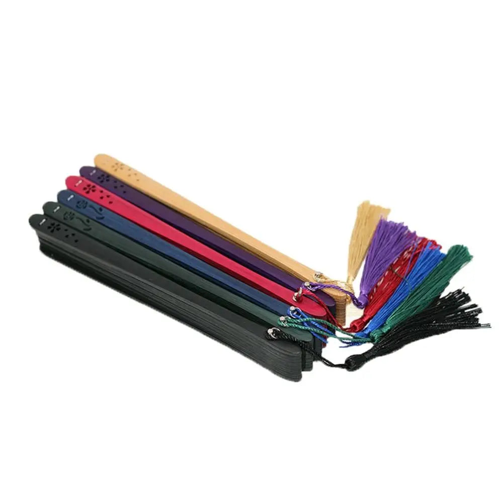 éventails pliants classiques perforations décoratives clips métalliques rubans assortis rouge bleu violet noir traditionnels