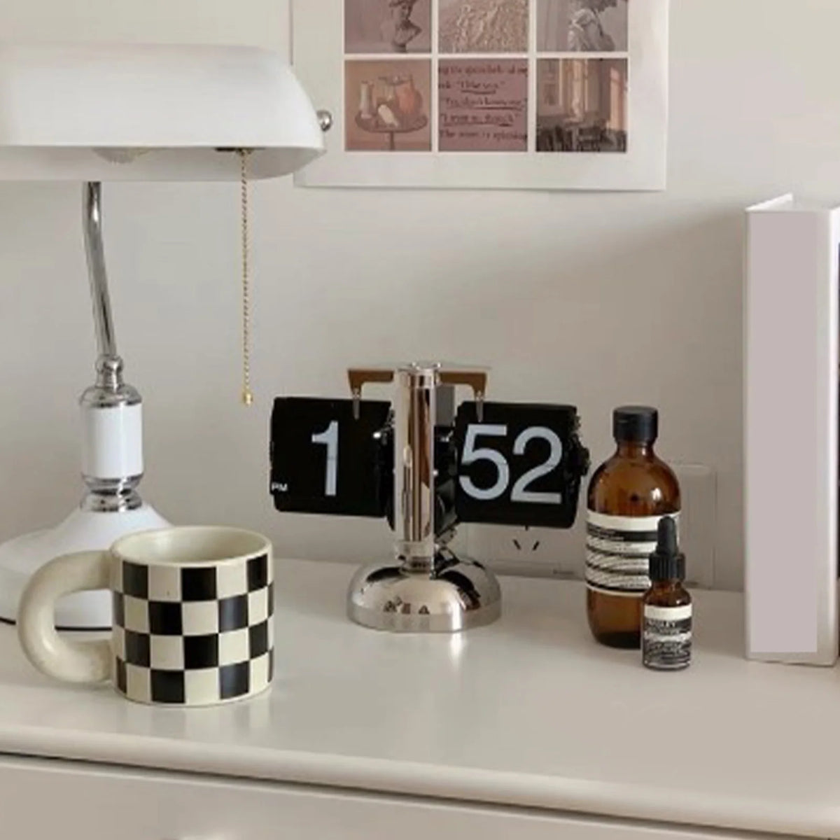 horloge flip numérique pied métallique moderne rétro chiffres noirs fond blancDecoration argenté