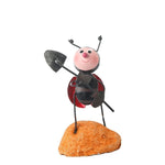Vue de détail de la coccinelle en fer montrant sa texture et design