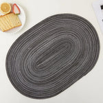 tapis table moderne rayures horizontales marron clair assiettes fourchettes cuillères serviettes feuilles gâteau fleurs