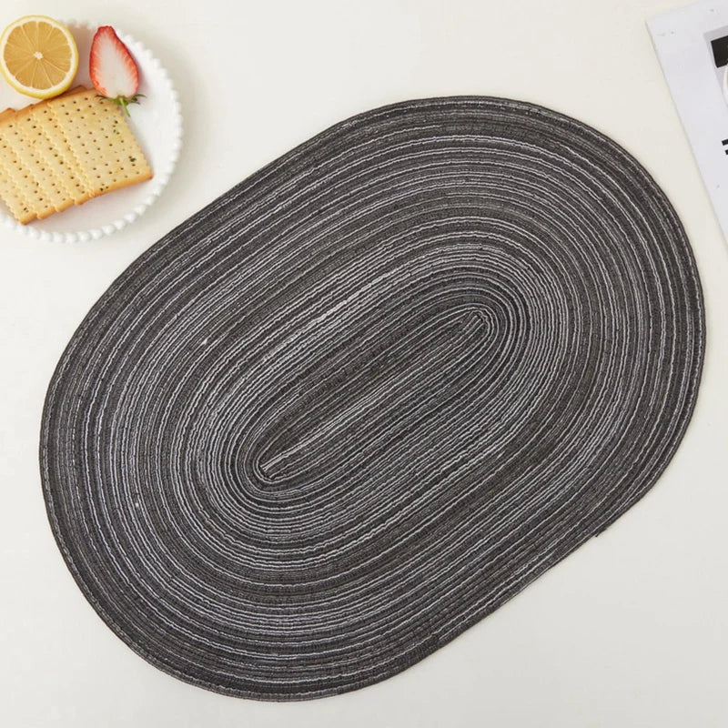 tapis table moderne rayures horizontales marron clair assiettes fourchettes cuillères serviettes feuilles gâteau fleurs