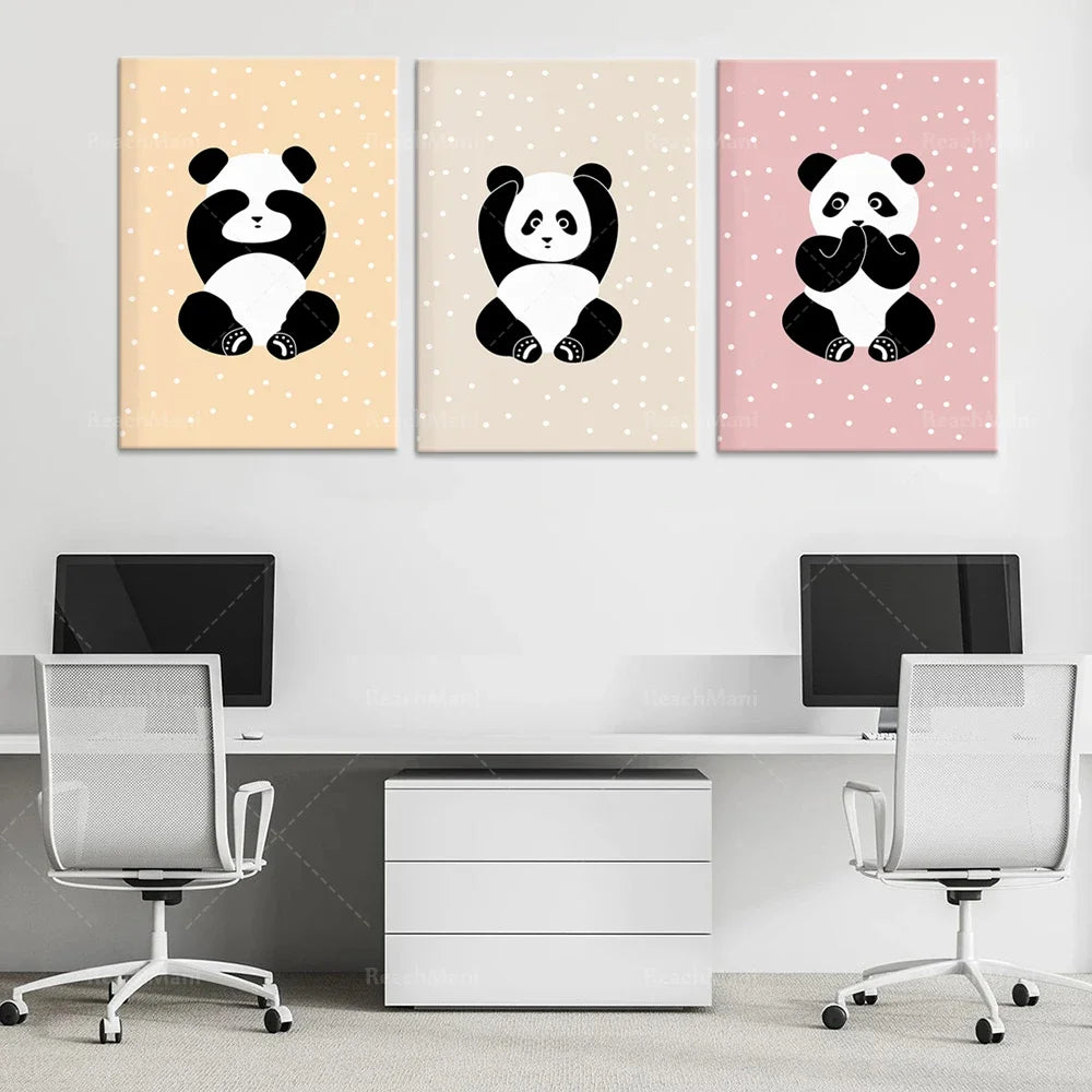 Trois affiches décoratives colorées avec des silhouettes de pandas assis dans différentes postures, créant un décor ludique et apaisant pour un bureau ou une chambre d'enfant.