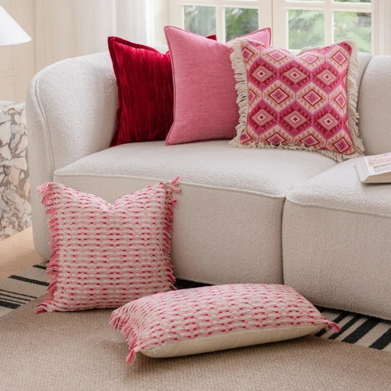 coussin deco boho chic rose blanc motif geometrique franges opaques canape lit decoration intérieure