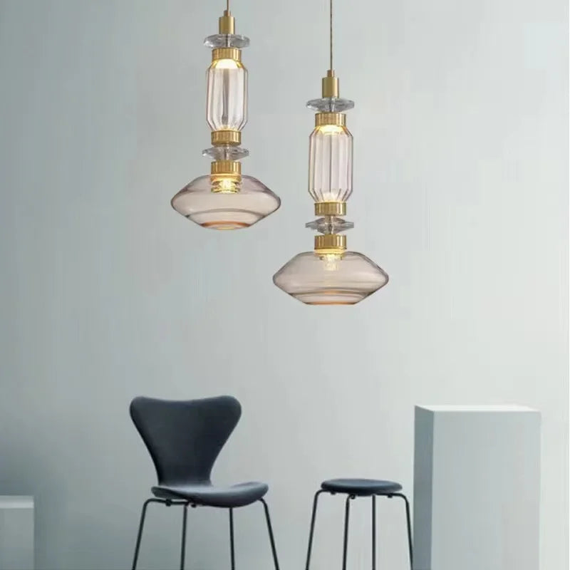 Lustre LED accroché dans un hall d'entrée avec éclairage chaleureux
