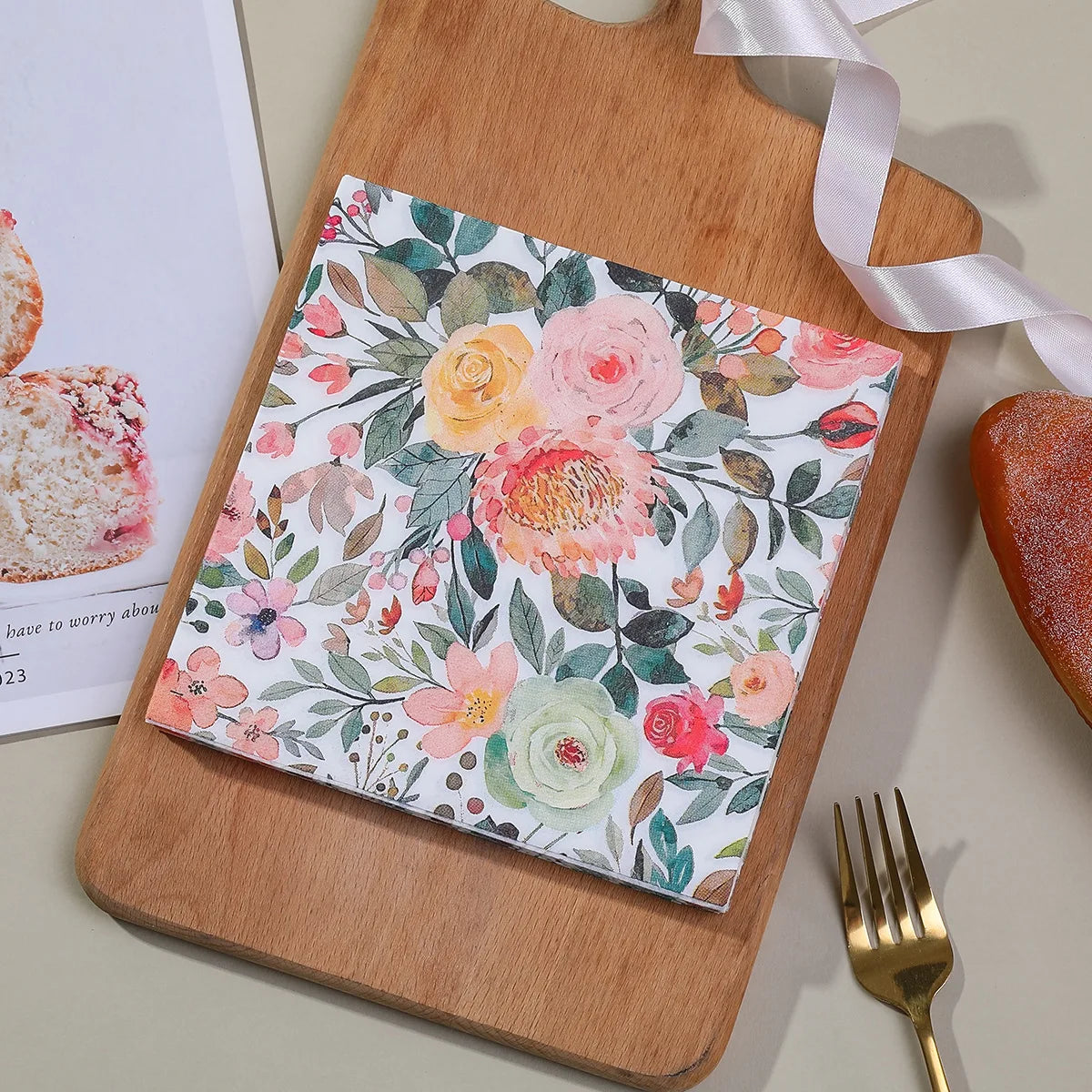 serviettes papier motif floral couleurs vives blanc bleu rouge jaune vert rose classique romantique
