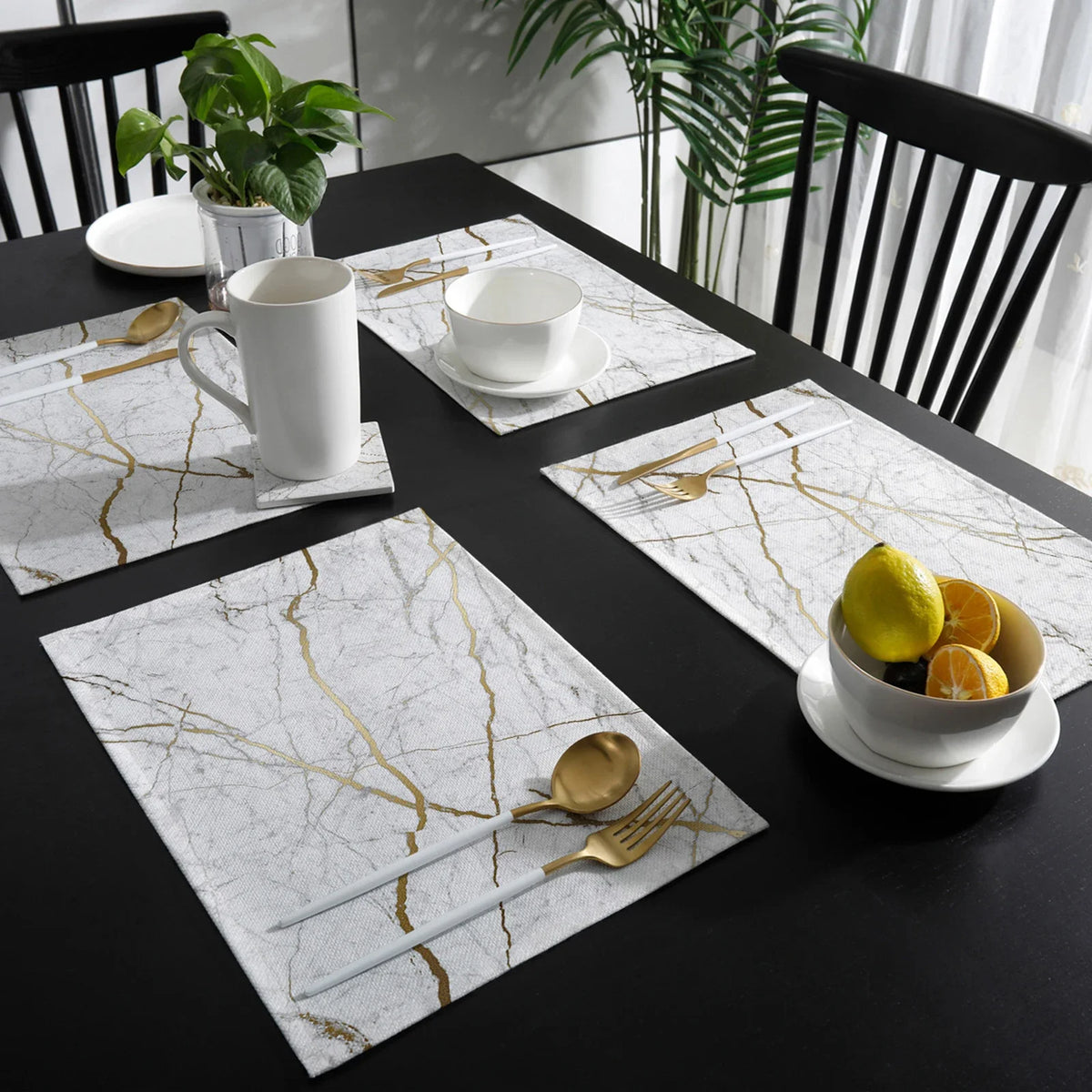 serviettes table moderne élégantes marbre blanc or bleu rose veines dorées lin respectueuses environnement