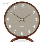 horloge moderne bois naturel cadran blanc chiffres noirs fond violet gris