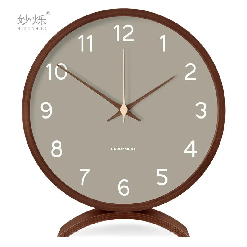 horloge moderne bois naturel cadran blanc chiffres noirs fond violet gris