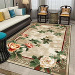 Tapis décoratif avec motif floral élégant et coloré, encadré d'un motif géométrique, placé dans un salon moderne avec des meubles en bois sombres.