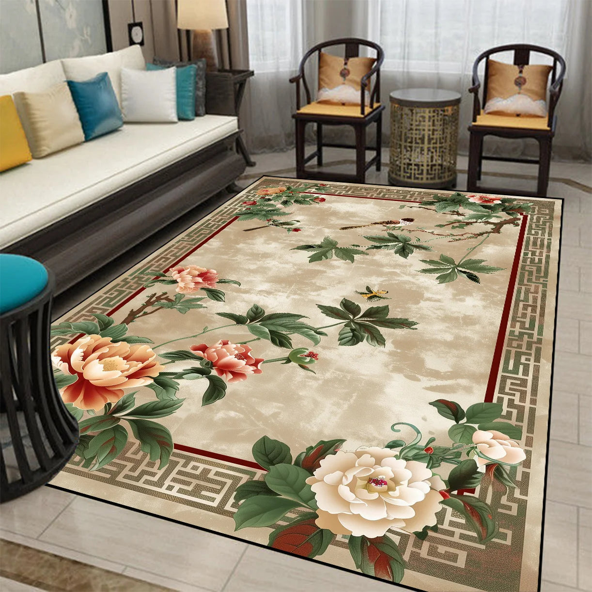 Tapis décoratif avec motif floral élégant et coloré, encadré d'un motif géométrique, placé dans un salon moderne avec des meubles en bois sombres.