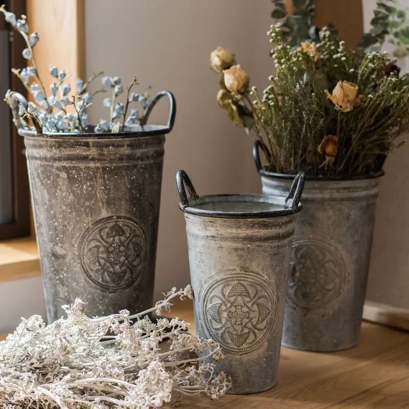 seau métal pot fleurs vintage gris poignées motifs circulaires plante séchéeintérieur