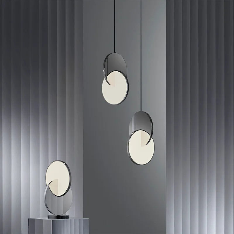suspension lumineuse contemporaine dorée blanche métallique minimaliste salon chambre d'hôtel