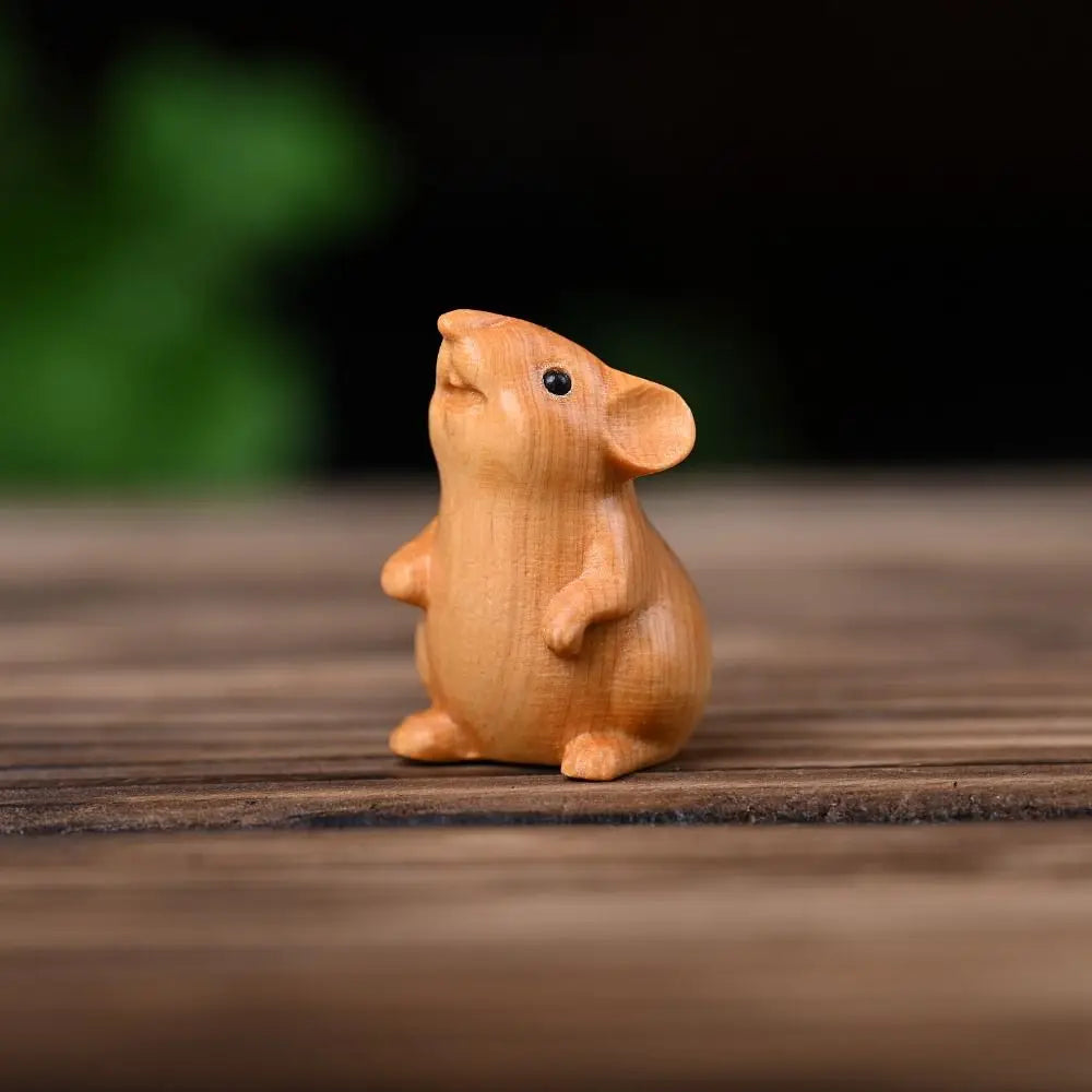 statue animale stylisée souris hamster yeux bleus sculpture bois polie décoration intérieure mignonne brune