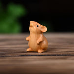 statue animale stylisée souris hamster yeux bleus sculpture bois polie décoration intérieure mignonne brune