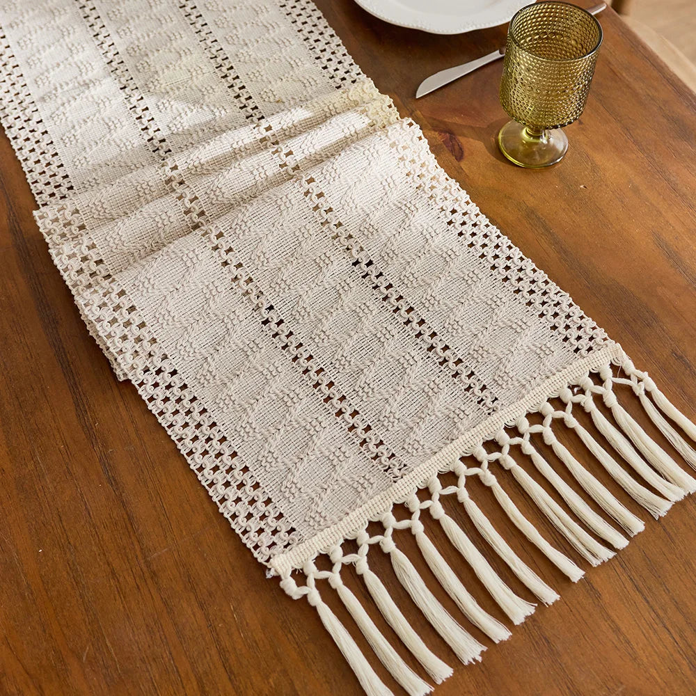 tableau chemin table tissé main rustique bohème blanc cassé bordure ajourée franges motifs géométriques