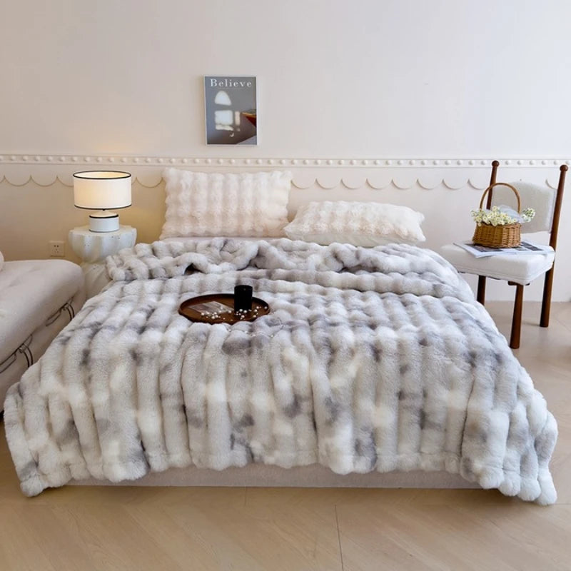 L'image montre un lit douillet et confortable avec une couverture en fourrure douce et blanche, une lampe de chevet élégante et un panier décoratif, créant une atmosphère cozy et accueillante dans la chambre.